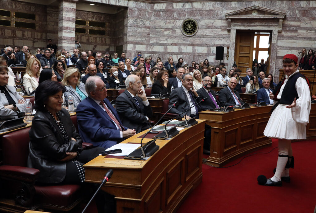 Με τον νεανικό αέρα των μαθητών που ζωντανεύουν την Ιστορία η Βουλή τίμησε την Εθνική Επέτειο της 28ης Οκτωβρίου 1940