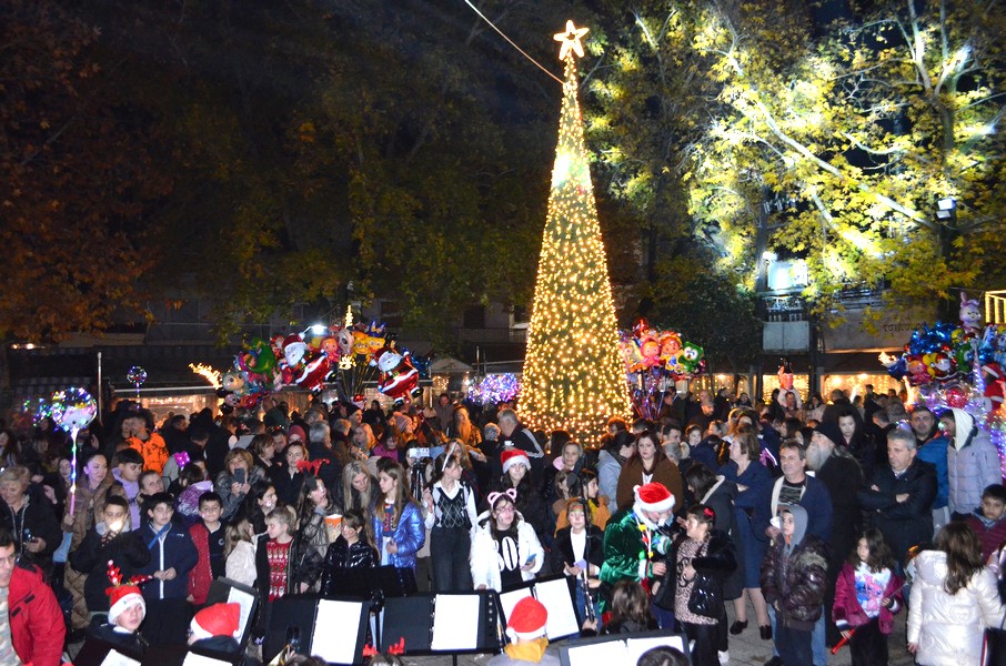 ΦΩΤΑΓΩΓΗΘΗΚΕ ΤΟ ΧΡΙΣΤΟΥΓΕΝΝΙΑΤΙΚΟ ΔΕΝΤΡΟ ΣΤΗ ΣΚΥΔΡΑ