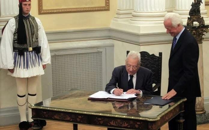 Γιώργος Καρασμάνης: Με βαθειά θλίψη και απέραντο σεβασμό, αποχαιρετώ τον Πέτρο Μολυβιάτη