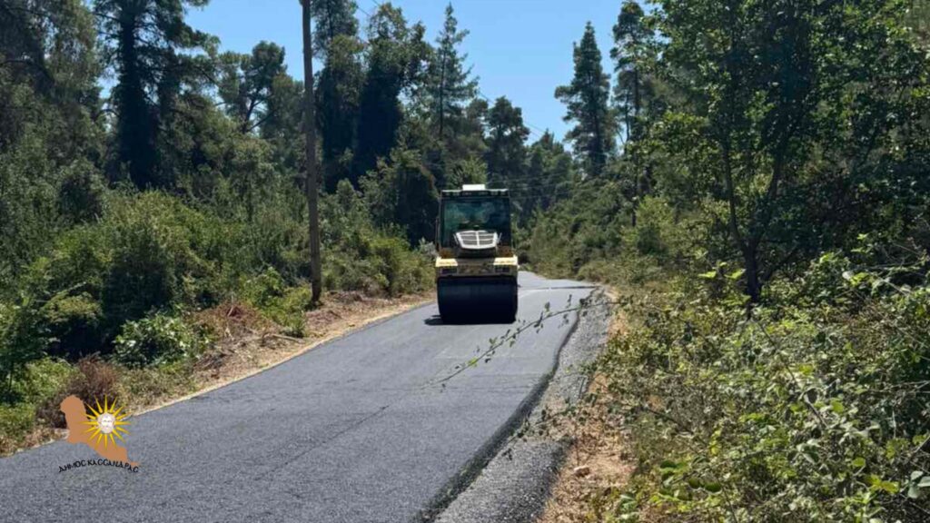 Ξεκίνησαν οι ασφαλτοστρώσεις στον δρόμο Κασσάνδρειας – Κρυοπηγής στο πλαίσιο του έργου αγροτικής οδοποιίας του Δήμου Κασσάνδρας