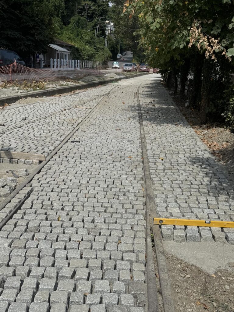Ξεκίνησε στον Πλαταμώνα η κατασκευή της οδού ήπιας κυκλοφορίας από το Stavento έως την οδό Παντελεήμονος με ταυτόχρονη διατήρηση των παλιών σιδηροδρομικών γραμμών