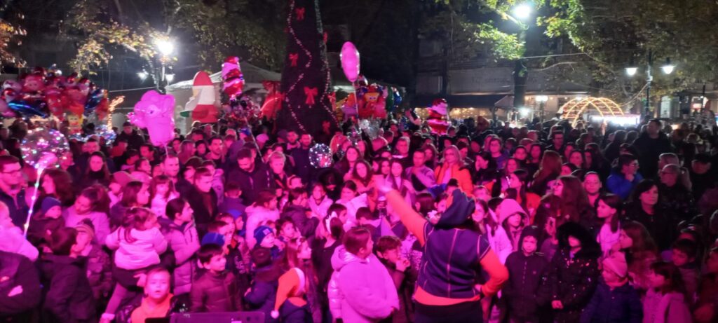 Φωταγωγήθηκε το Χριστουγεννιάτικο Δέντρο στη Σκύδρα