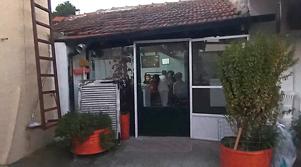 Κοκόρια, δεκοχτούρες και πεθερές  στη μάχη δημοφιλίας του Τσιτσάνη και του Ζαμπέτα  Είκοσι παιδιά 8–12 ετών ετοιμάζουν φιλανθρωπική παράσταση στη Νέα Πέλλα