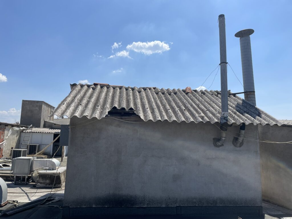 Στέγες και κατασκευές με φύλλα καρκινογόνου αμιαντοτσιμέντου εξακολουθούν να βρίσκονται σε διαφορετικά σημεία του Νοσοκομειακού Κιλκίς.